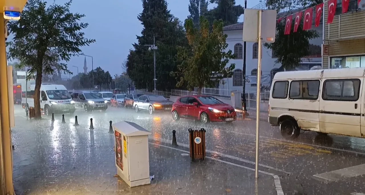 Sağanak bir anda bastırdı, İstanbul'da trafik felç oldu! Yağış ne kadar sürecek?