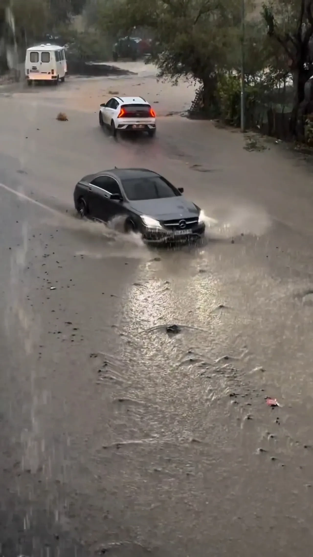 Sağanak bir anda bastırdı, İstanbul'da trafik felç oldu! Yağış ne kadar sürecek?