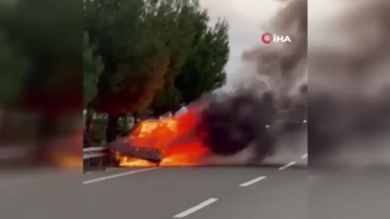 Seyir halindeki otomobil alev topuna döndü! İşte o anlar