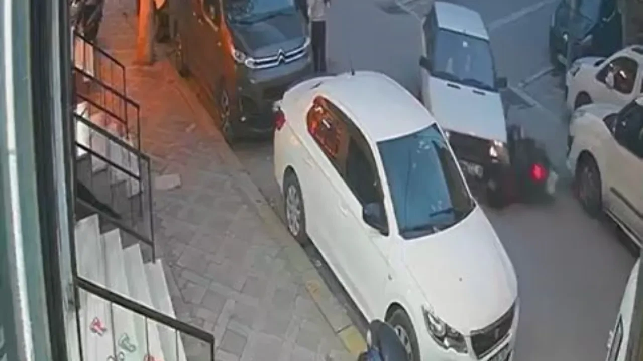 Ters istikameti kullanan motosikletli araca çarptı! O anlar kamerada