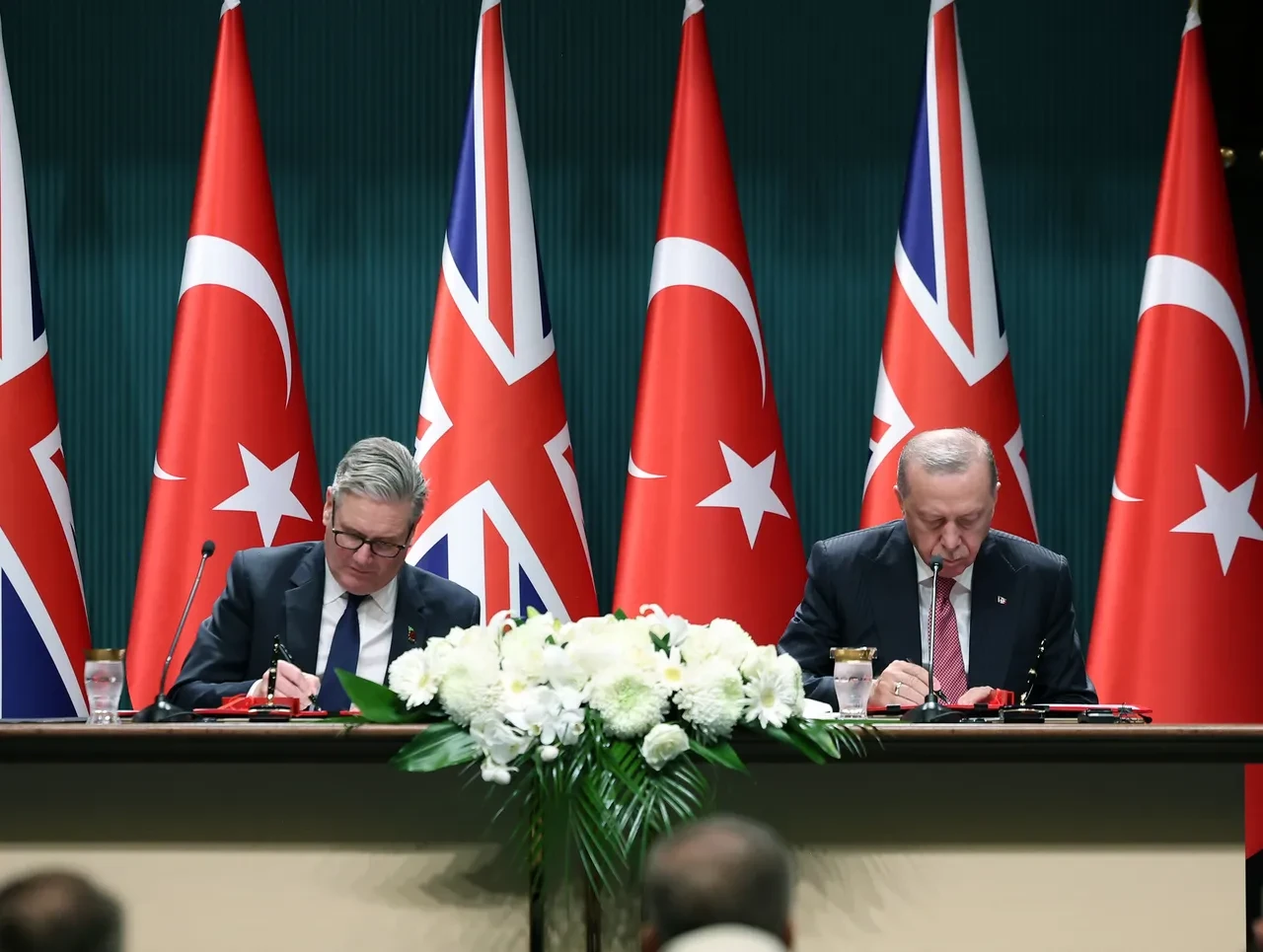 Türkiye İngiltere ile anlaştı: Eurofighter savaş uçakları geliyor