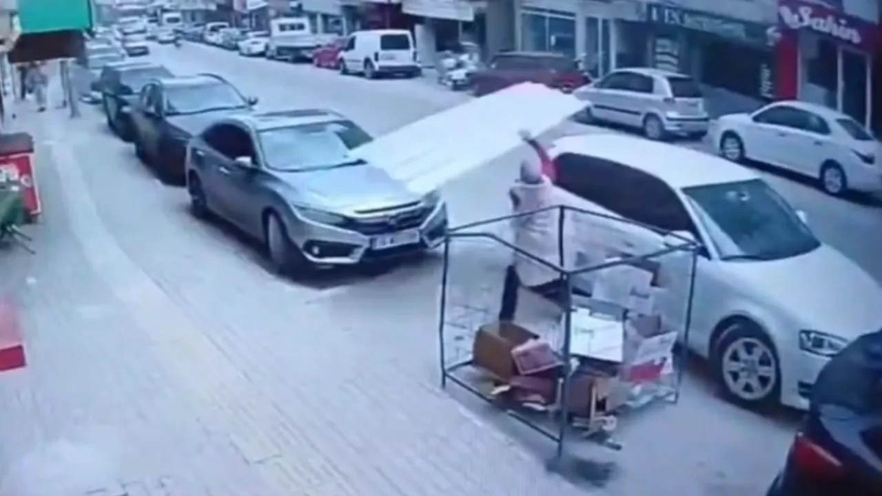 Üzerine uçan çatıya böyle feyk attı