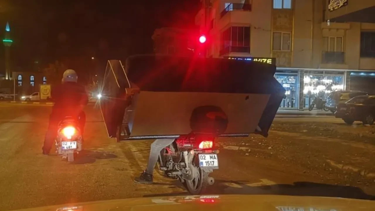 Yok artık dedirten görüntüler! 2 metrelik koltuğu motoruyla taşıdı
