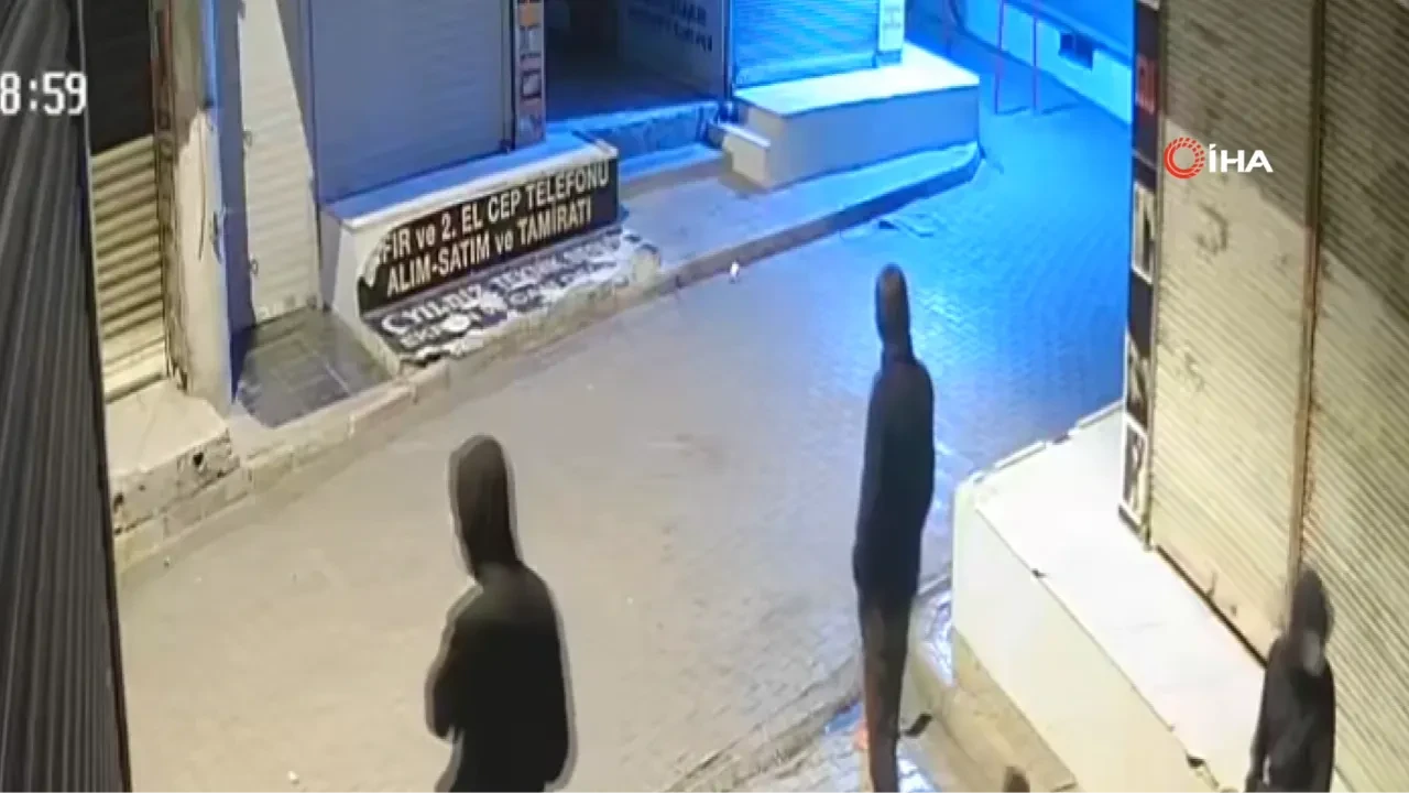 Adana'da 3 kardeşin soygunu kamerada!