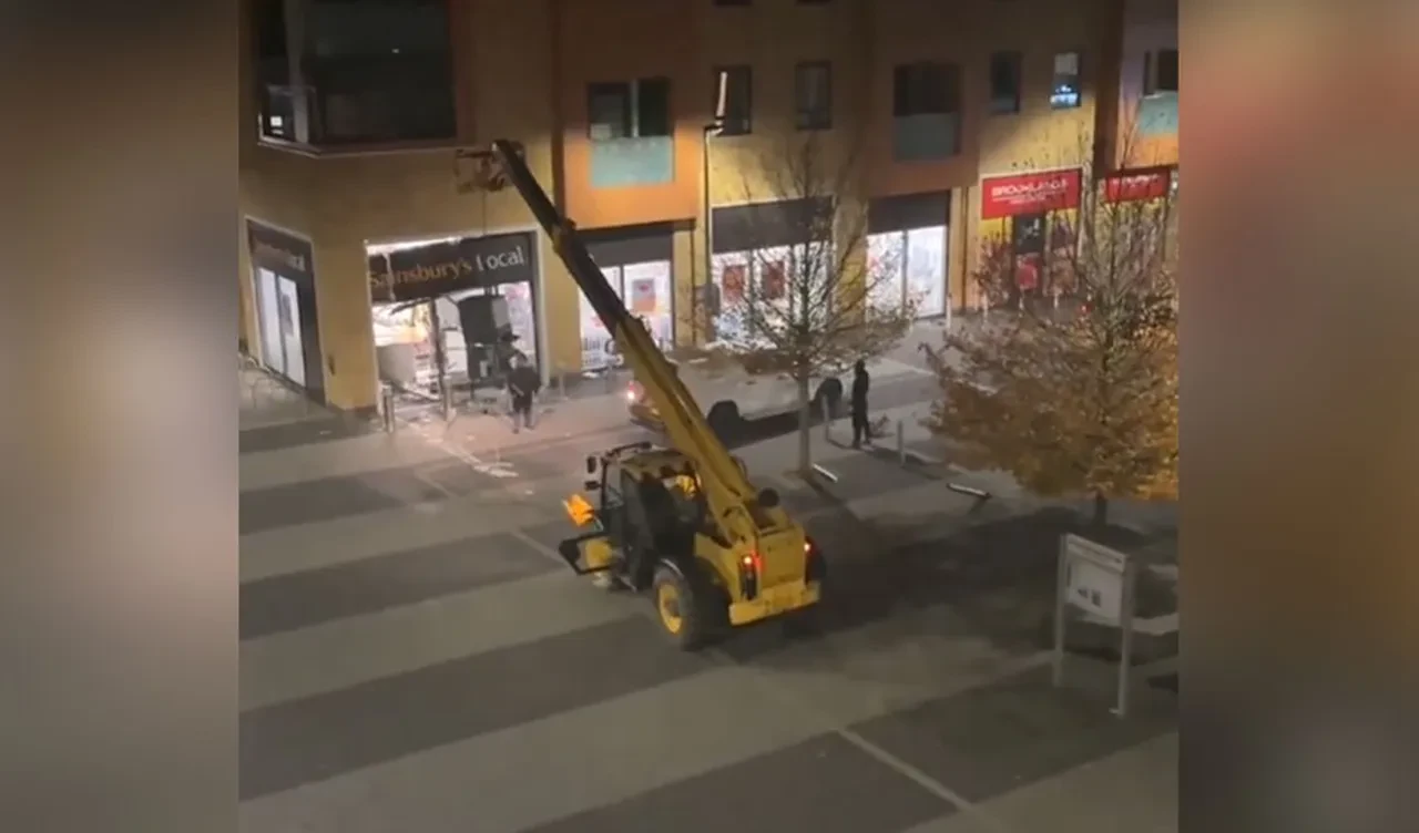 Akıllara durgunluk veren hırsızlık! Telehandler ile ATM'yi söküp götürdüler