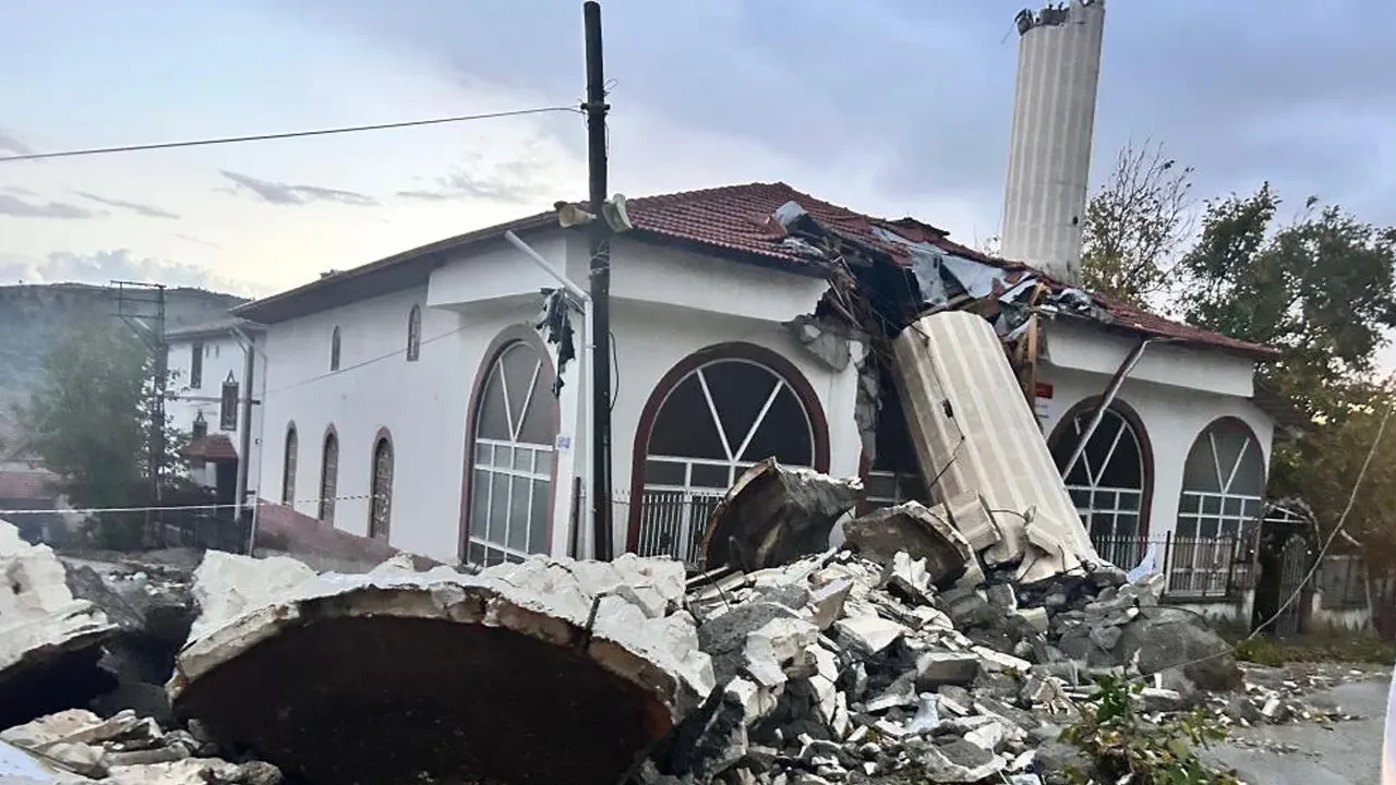 Ankara'da namaz vaktinde camide büyük panik! Minare birden devrildi