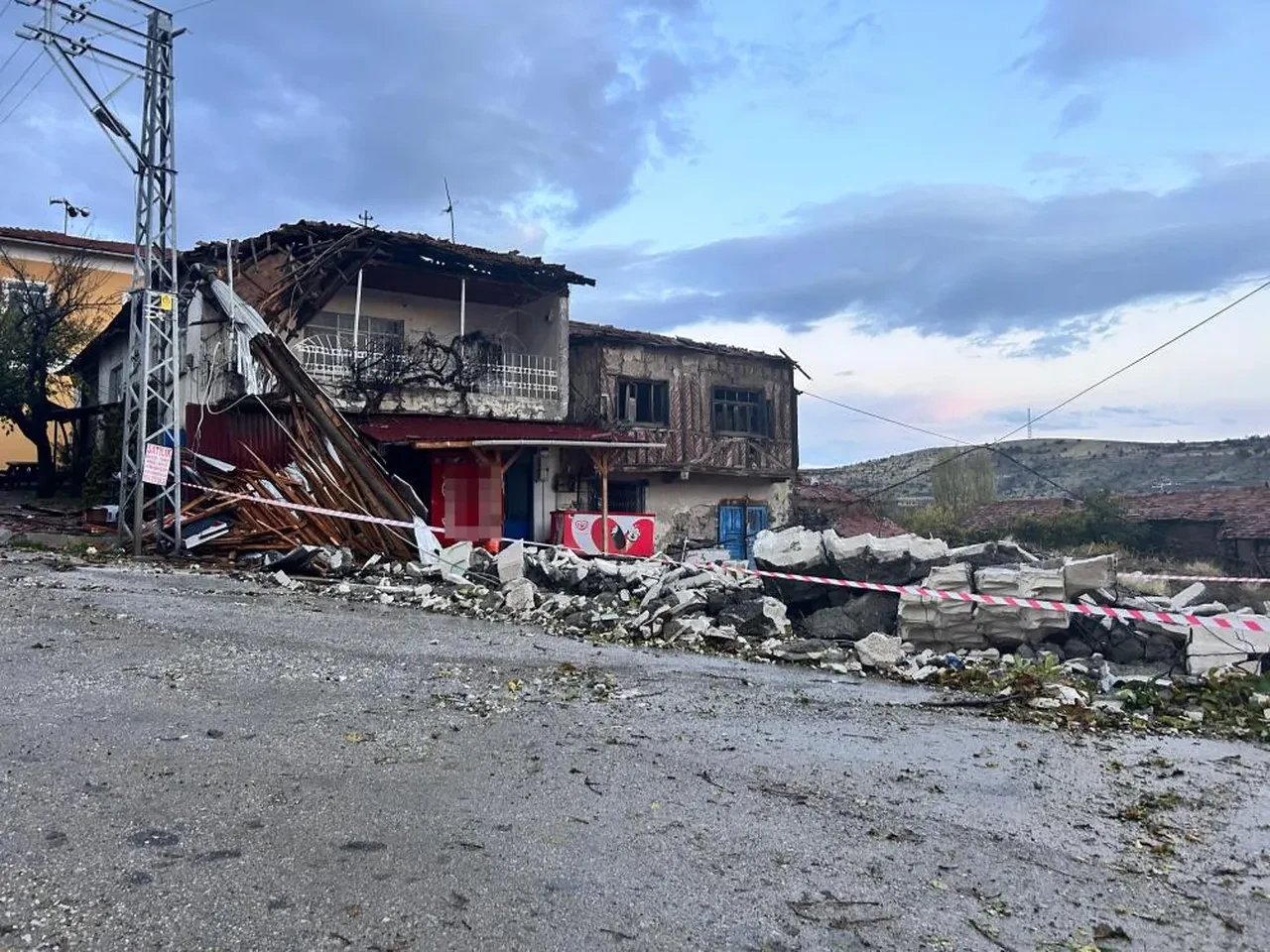 Ankara'da namaz vaktinde camide büyük panik! Minare birden devrildi
