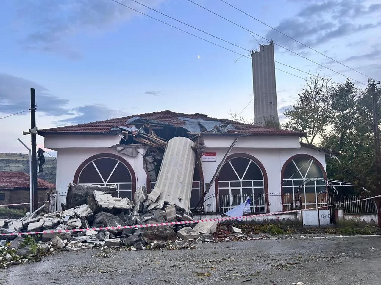 Ankara'da namaz vaktinde camide büyük panik! Minare birden devrildi