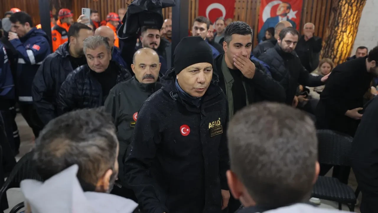 Bakan Yerlikaya Balıkesir'de: Depremzedelerle bir araya geldi