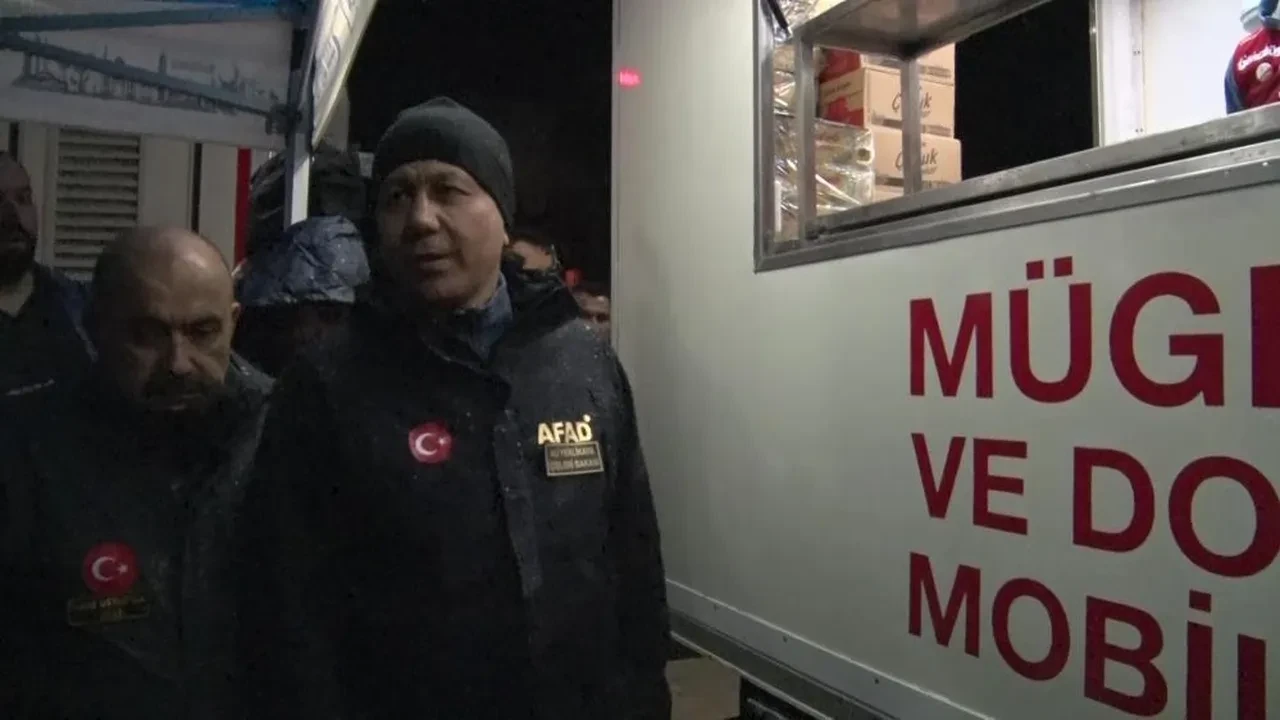 Bakan Yerlikaya Balıkesir'de: Depremzedelerle bir araya geldi