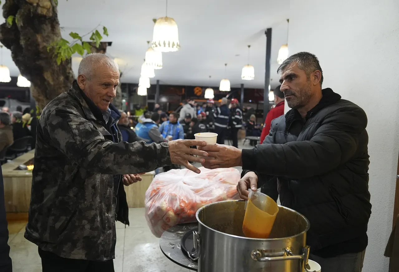 Bakan Yerlikaya Balıkesir'de: Depremzedelerle bir araya geldi