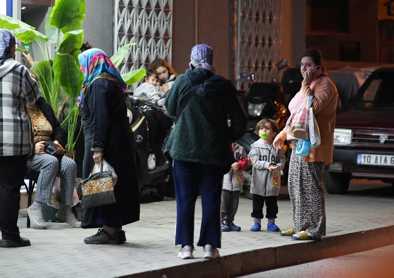 Balıkesir depreminin hissedildiği anlar kameralara yansıdı: Vatandaşlar sokaklara döküldü