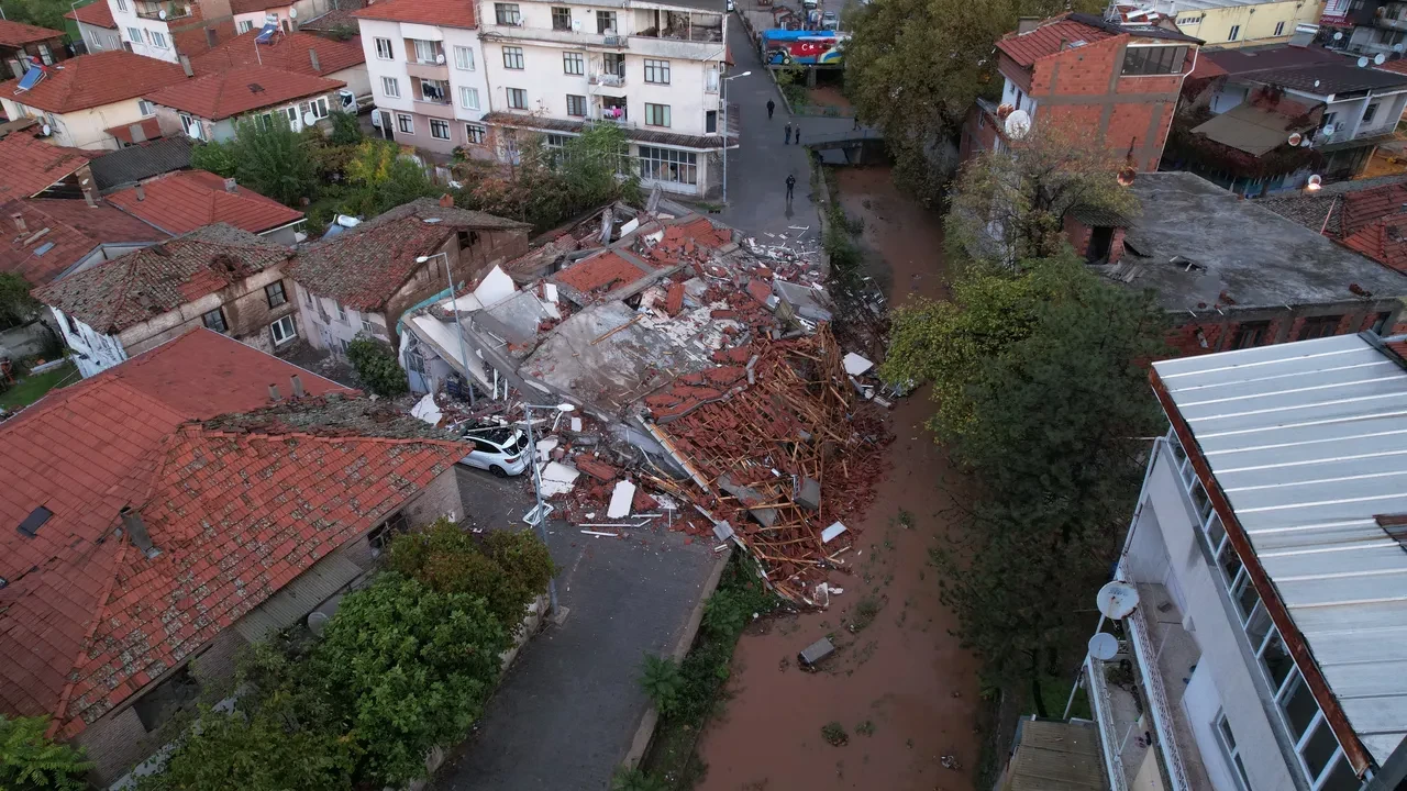 Balıkesir Sındırgı depreminde çöken binalar görüntülendi! Hasarın boyutu gün ağarınca ortaya çıktı