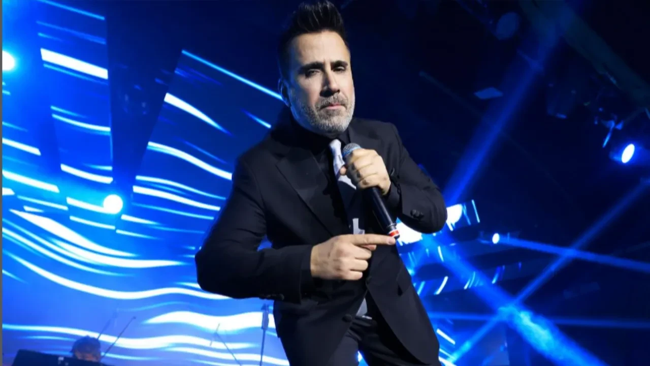 Emrah yıllar sonra sahneye döndü! Hem görüntüsüne hem sahne performansına eleştiri yağdı 