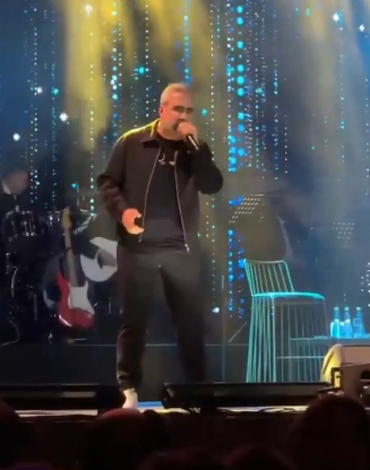 Emrah yıllar sonra sahneye döndü! Hem görüntüsüne hem sahne performansına eleştiri yağdı