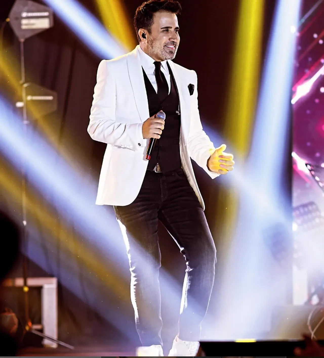 Emrah yıllar sonra sahneye döndü! Hem görüntüsüne hem sahne performansına eleştiri yağdı