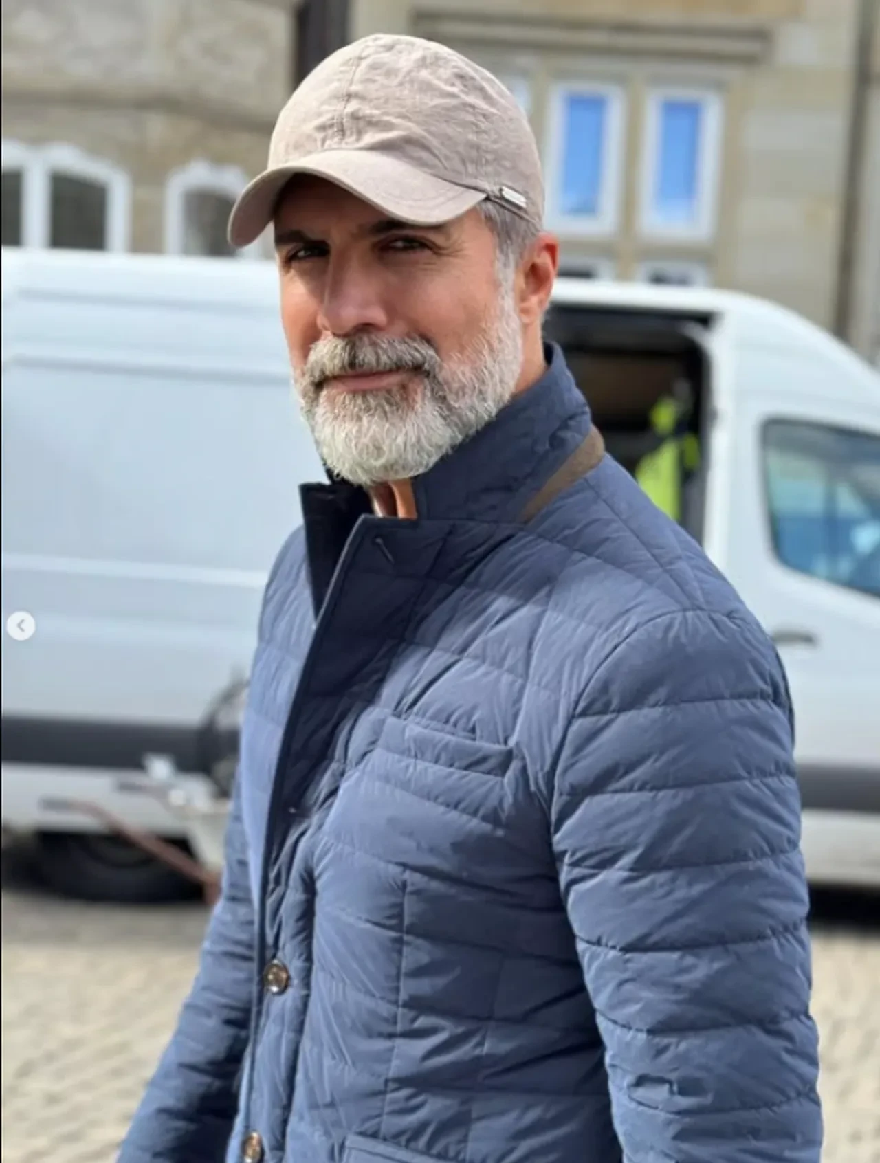 Emrah yıllar sonra sahneye döndü! Hem görüntüsüne hem sahne performansına eleştiri yağdı