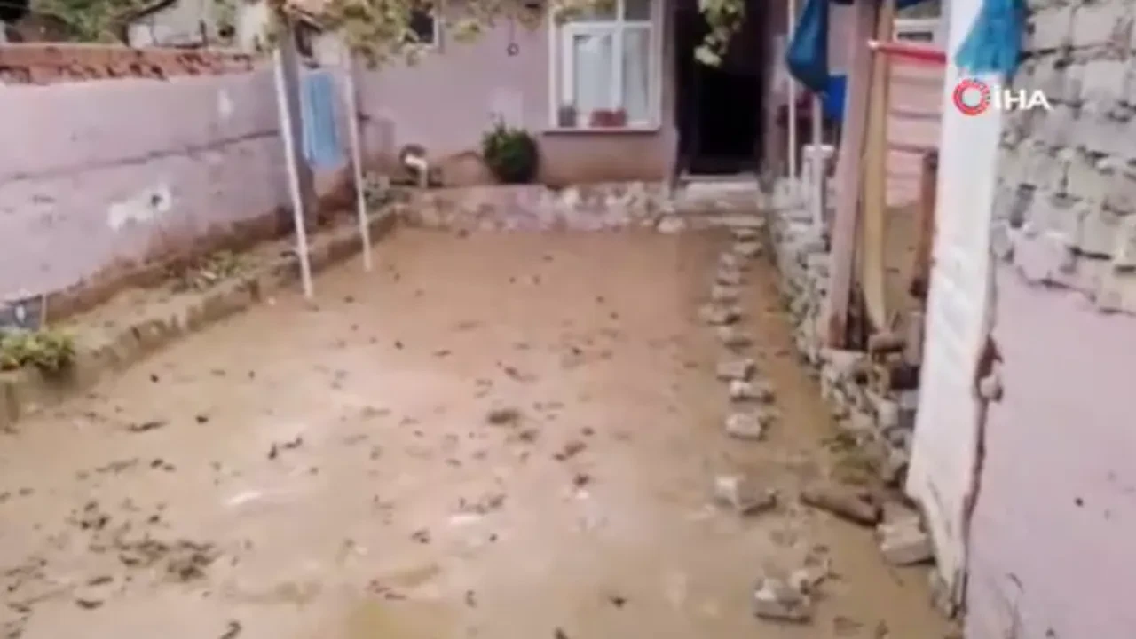 Evini su basan vatandaş isyan etti: 'Resmen lağım var burada!'