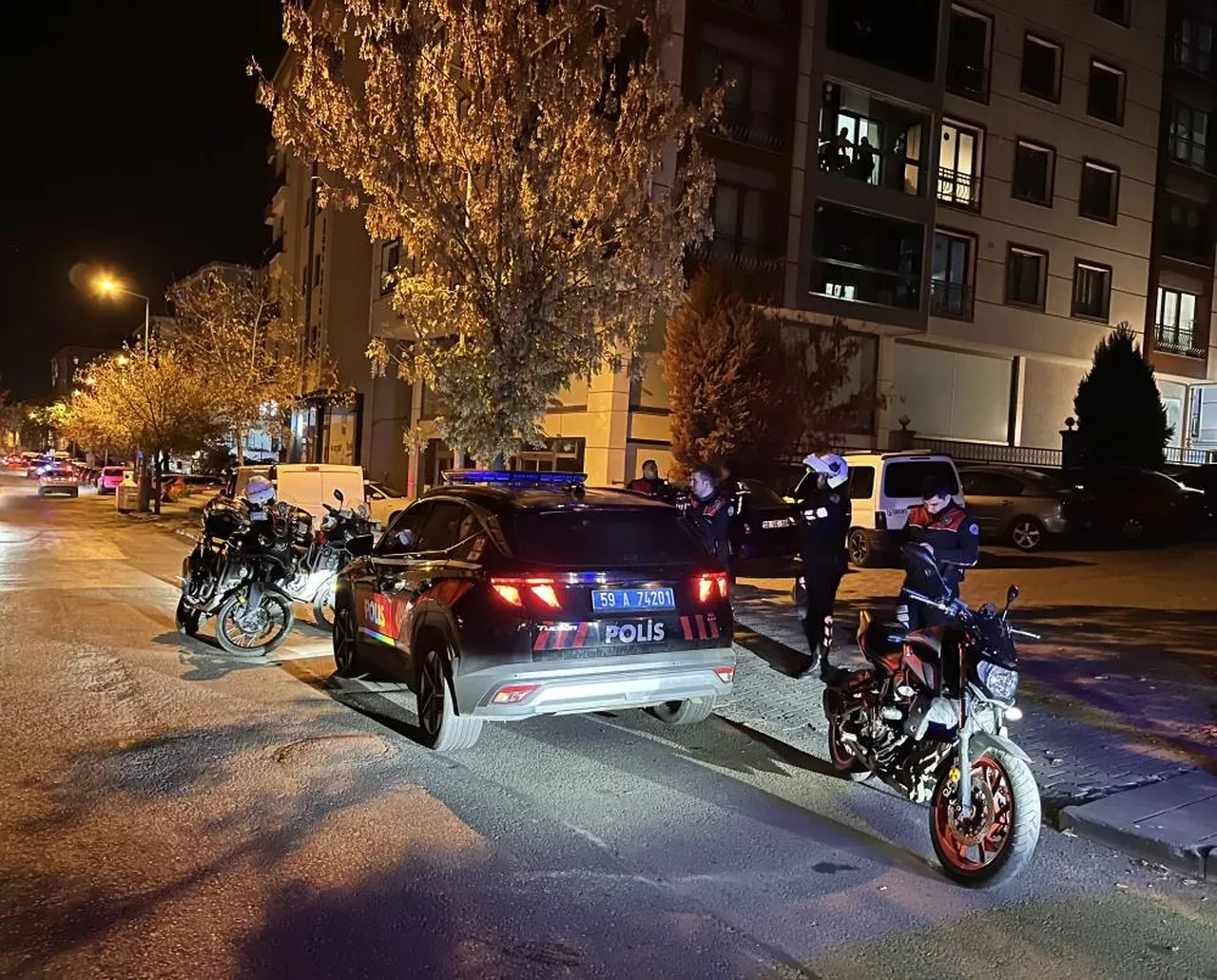 Gece yarısı aksiyonu! Kaçan zehir taciri polis otosun çarpınca yakalandı