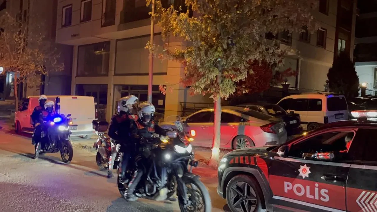 Gece yarısı aksiyonu! Kaçan zehir taciri polis otosun çarpınca yakalandı