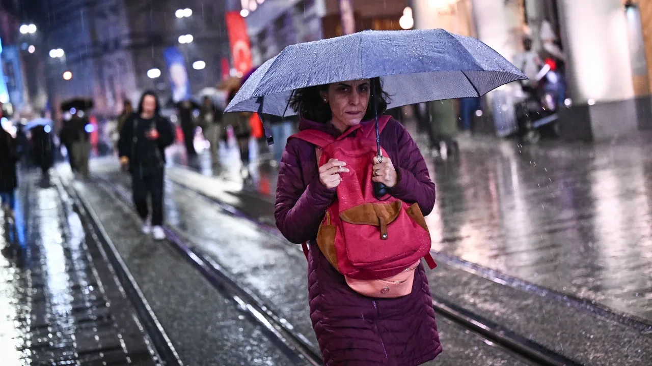 Hava sıcaklığı düşüyor! Meteoroloji 5 bölgeyi uyardı: Sağanak, sel ve fırtınaya dikkat