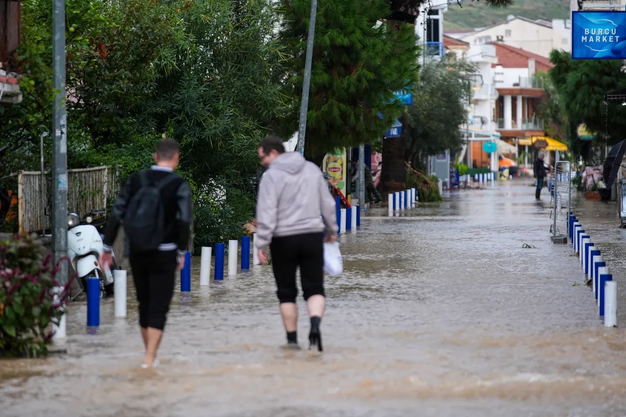 Hava sıcaklığı düşüyor! Meteoroloji 5 bölgeyi uyardı: Sağanak, sel ve fırtınaya dikkat