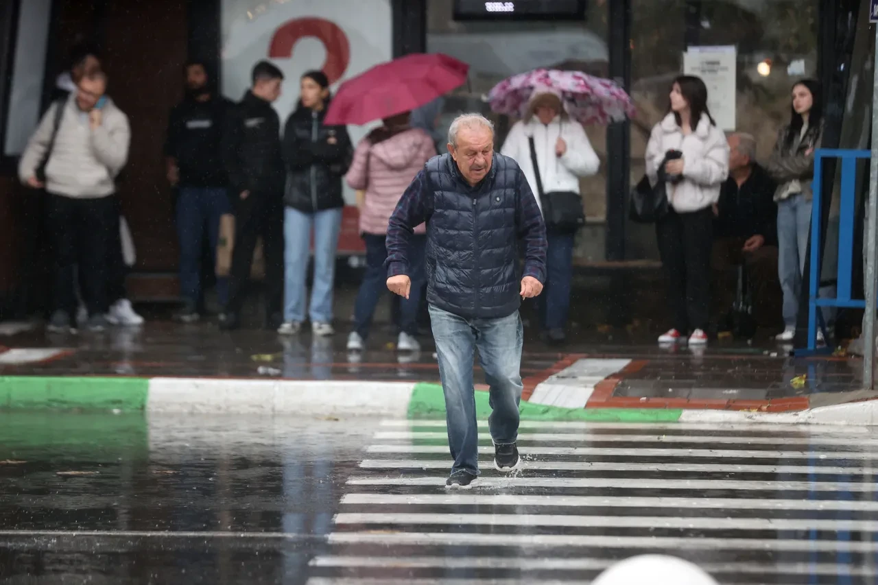 Hava sıcaklığı düşüyor! Meteoroloji 5 bölgeyi uyardı: Sağanak, sel ve fırtınaya dikkat