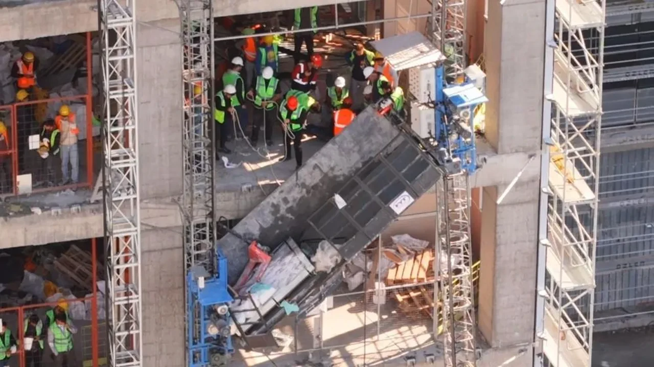 İstanbul'da dehşet anları! İşçiler metrelerce yükseklikten düştü
