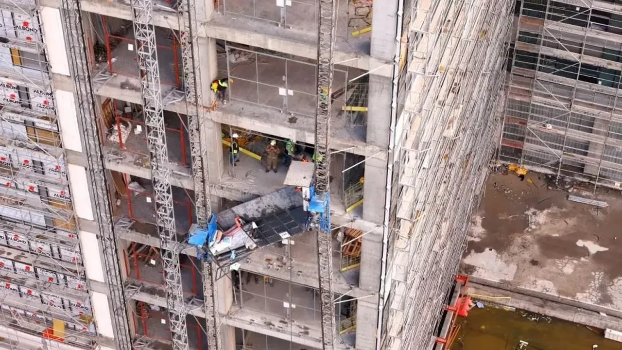 İstanbul'da dehşet anları! İşçiler metrelerce yükseklikten düştü
