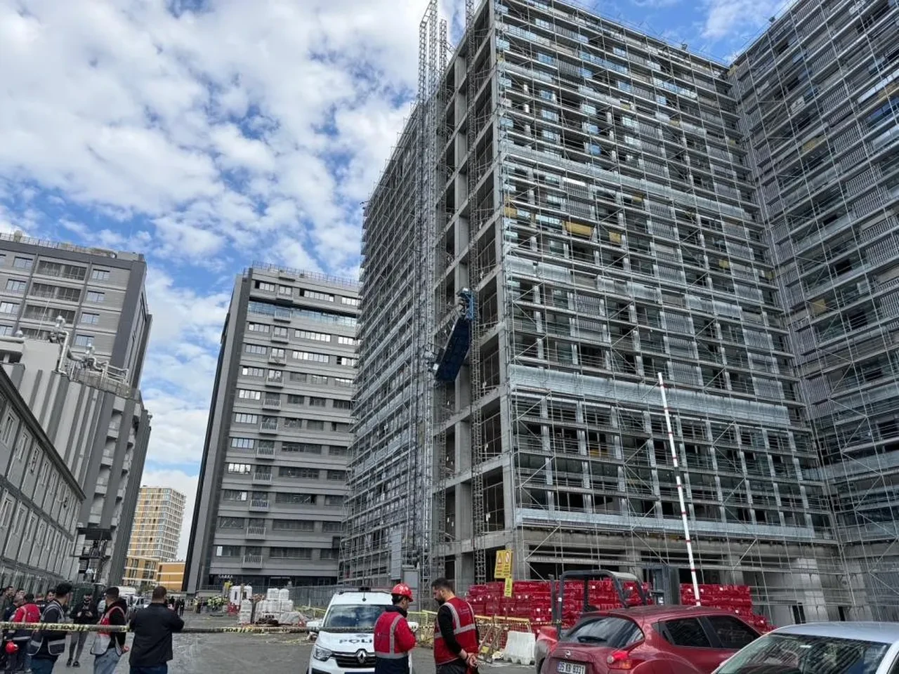 İstanbul'da dehşet anları! İşçiler metrelerce yükseklikten düştü