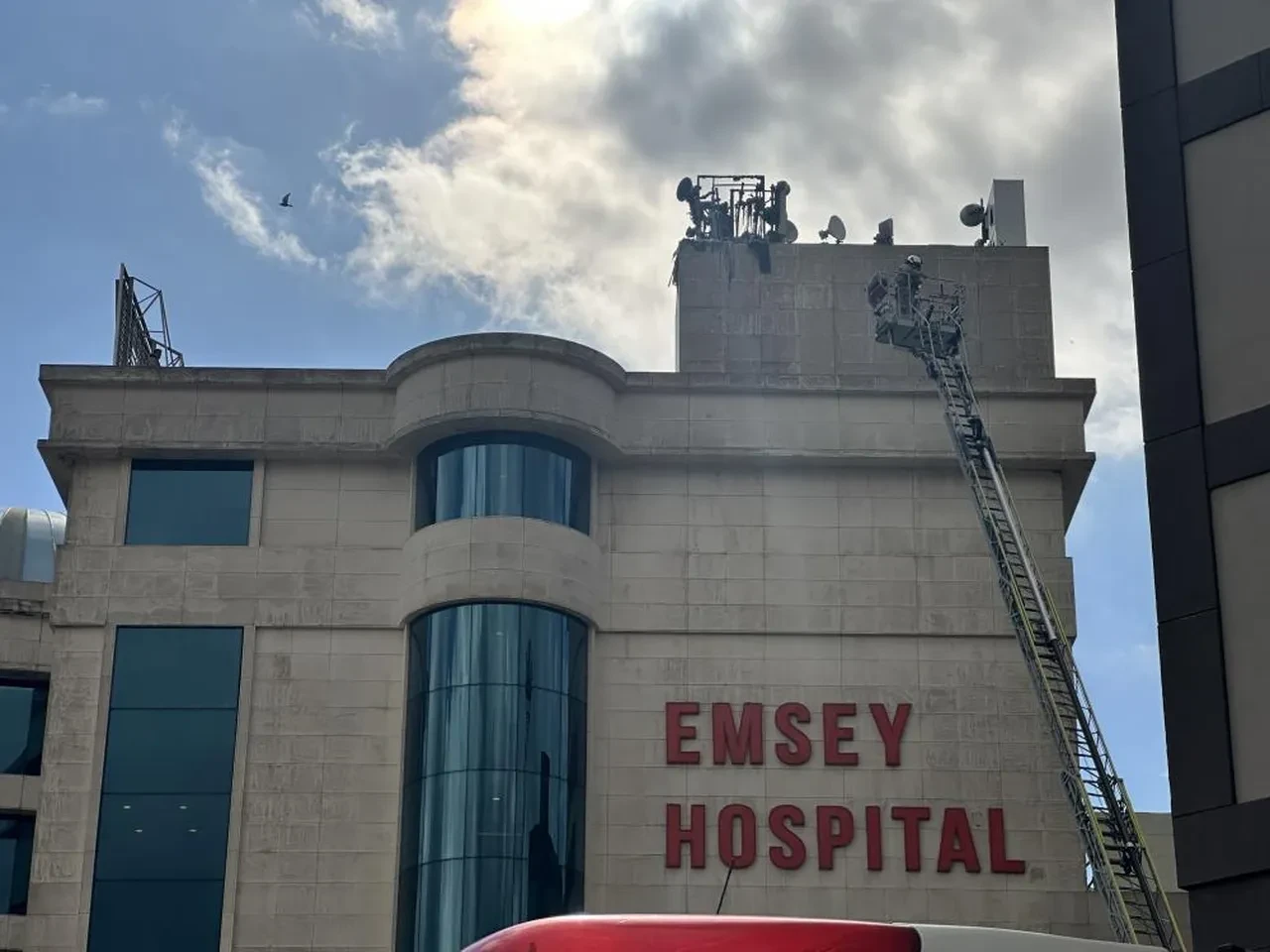 İstanbul'da yangın paniği! Hastaneyi alevler sardı