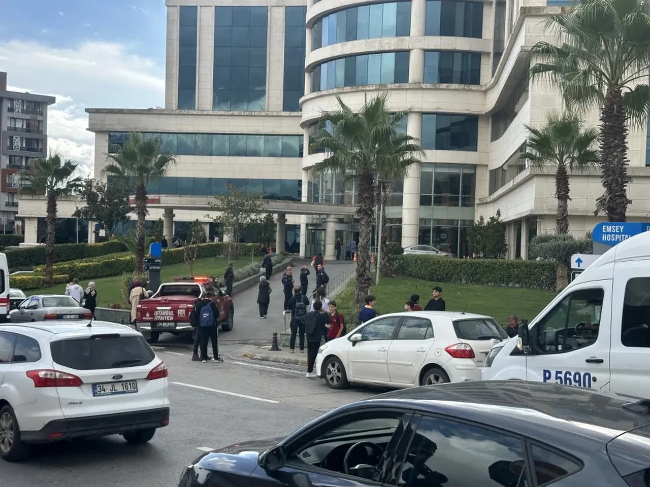 İstanbul'da yangın paniği! Hastaneyi alevler sardı