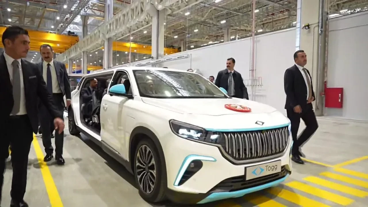 İşte limuzin versiyonu Togg! Erdoğan törene böyle geldi 