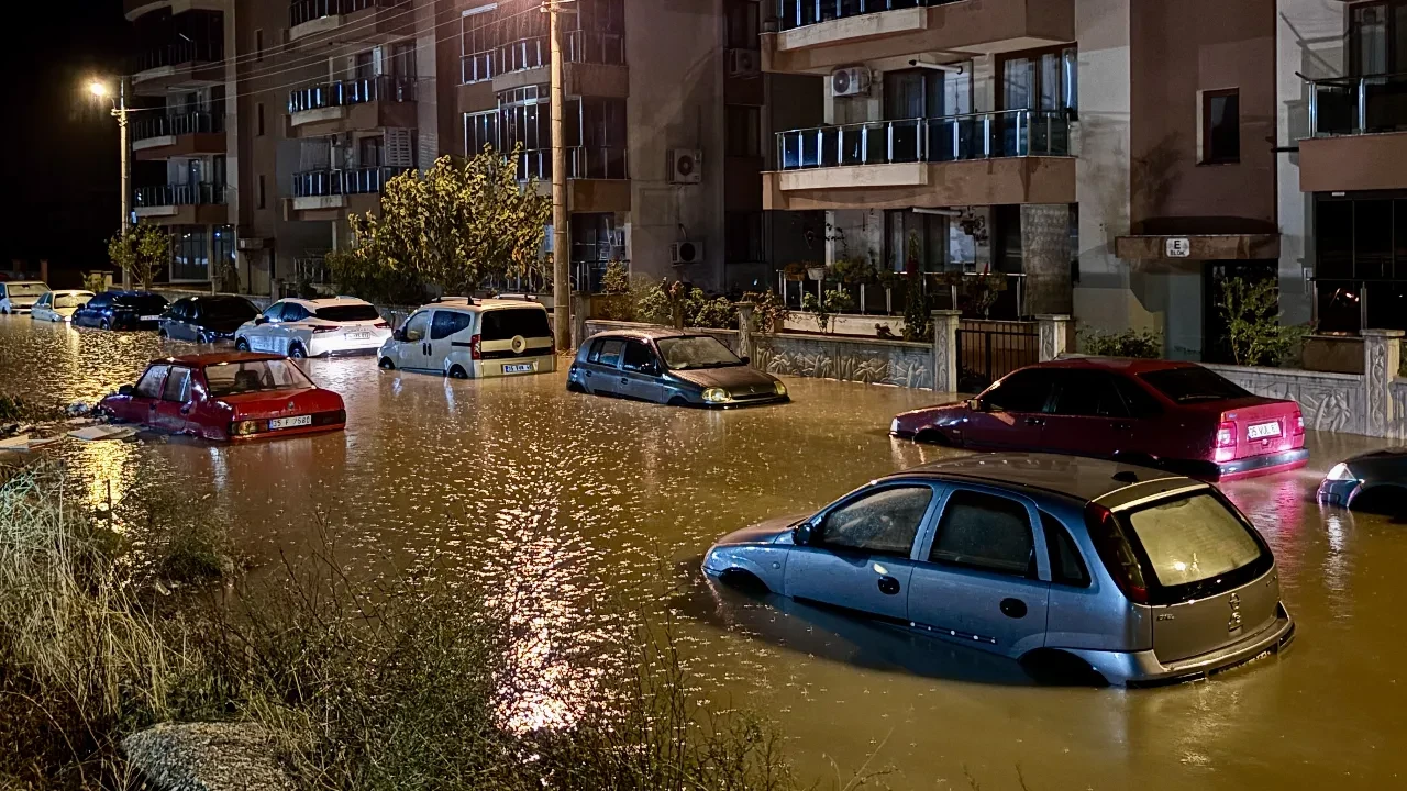 İzmir'de sağanak felaketi! Yollar göle döndü, araçlar mahsur kaldı