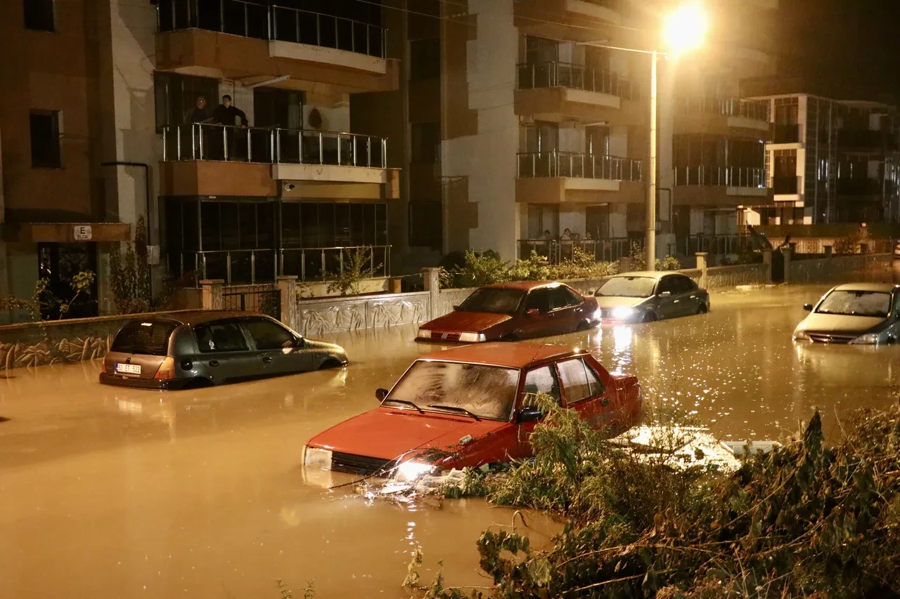 İzmir'de sağanak felaketi! Yollar göle döndü, araçlar mahsur kaldı