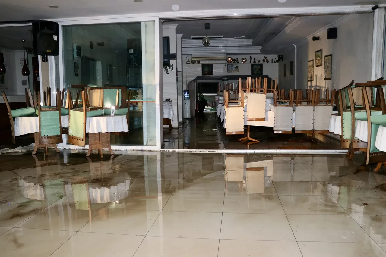 İzmir'de sağanak felaketi! Yollar göle döndü, araçlar mahsur kaldı