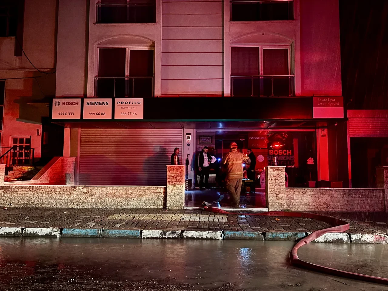 İzmir'de sağanak felaketi! Yollar göle döndü, araçlar mahsur kaldı