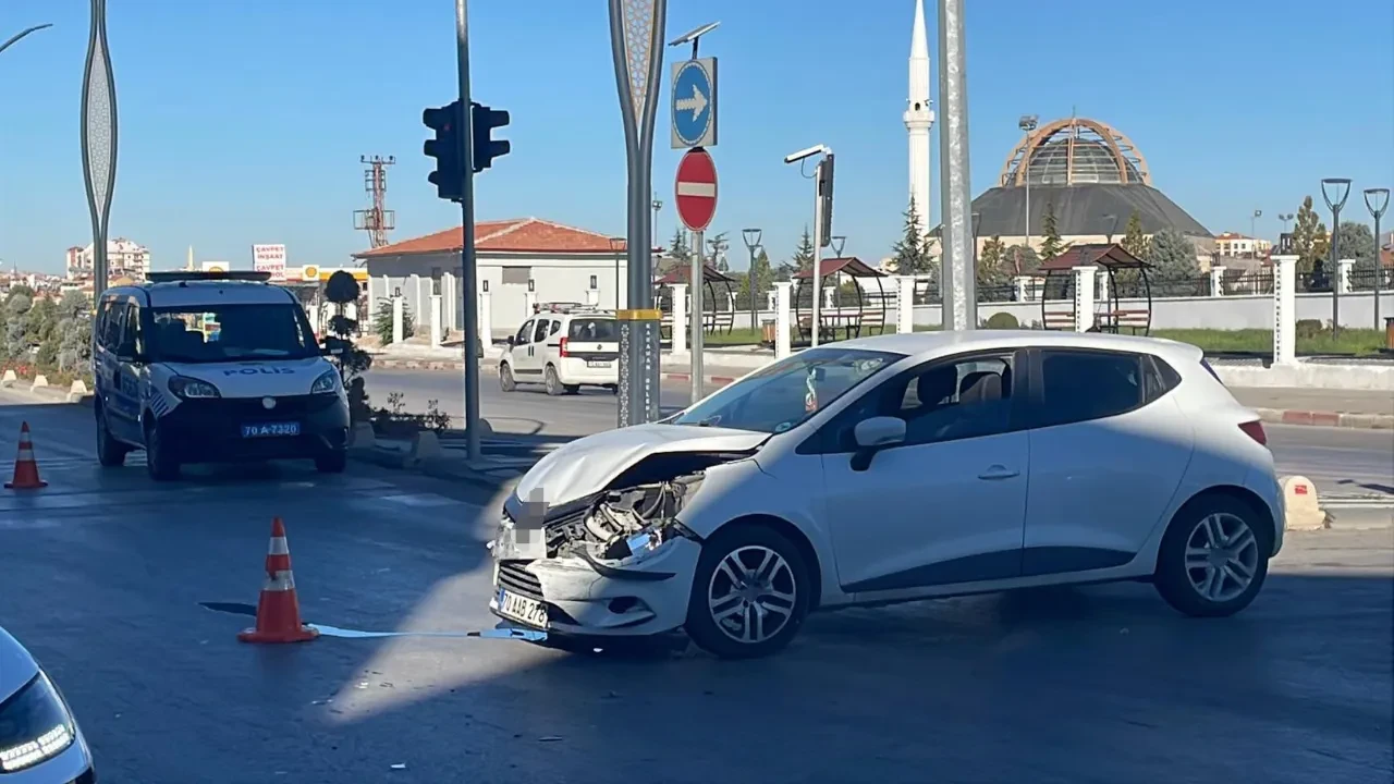 Kavşaktan dönmeye çalışırken ortalığı birbirine kattı! Feci kaza kamerada