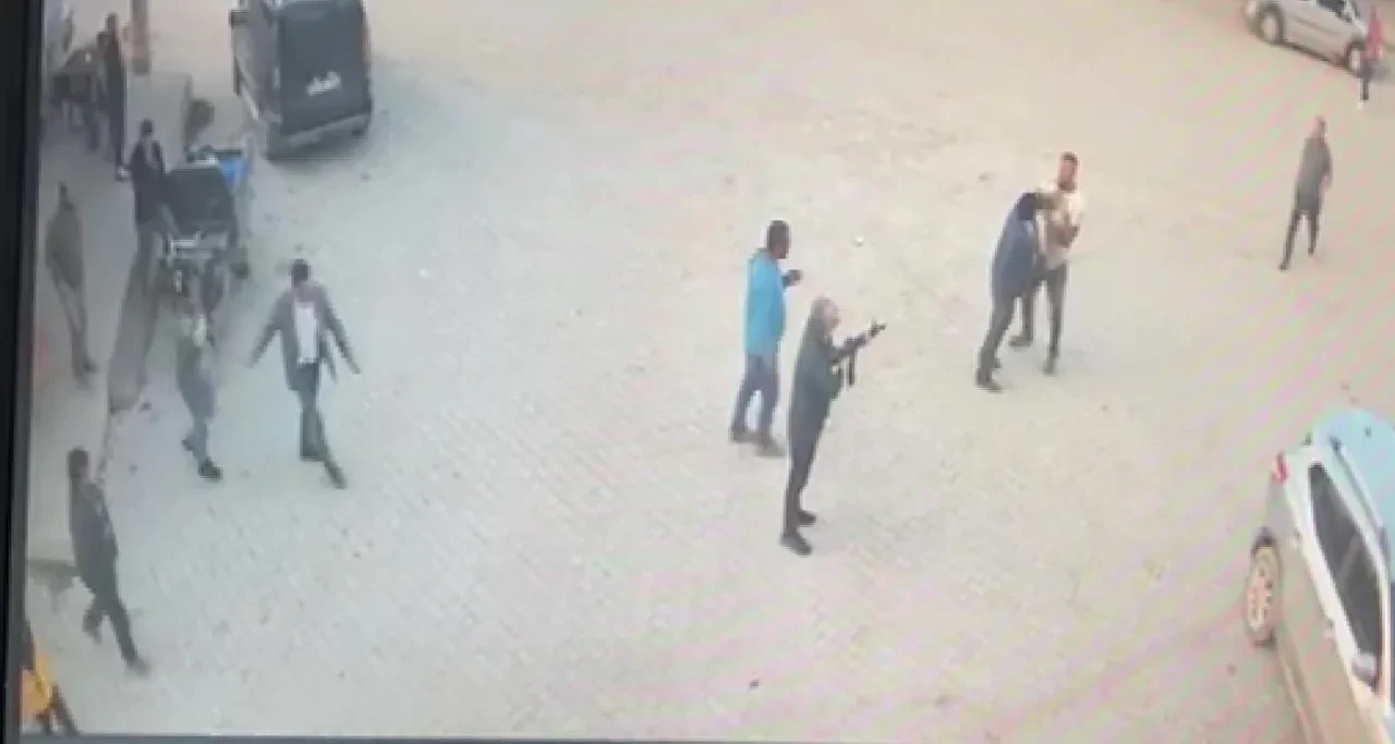 Köy kahvesinde kanlı düello! Kendisine silah doğrultan adamı böyle öldürdü