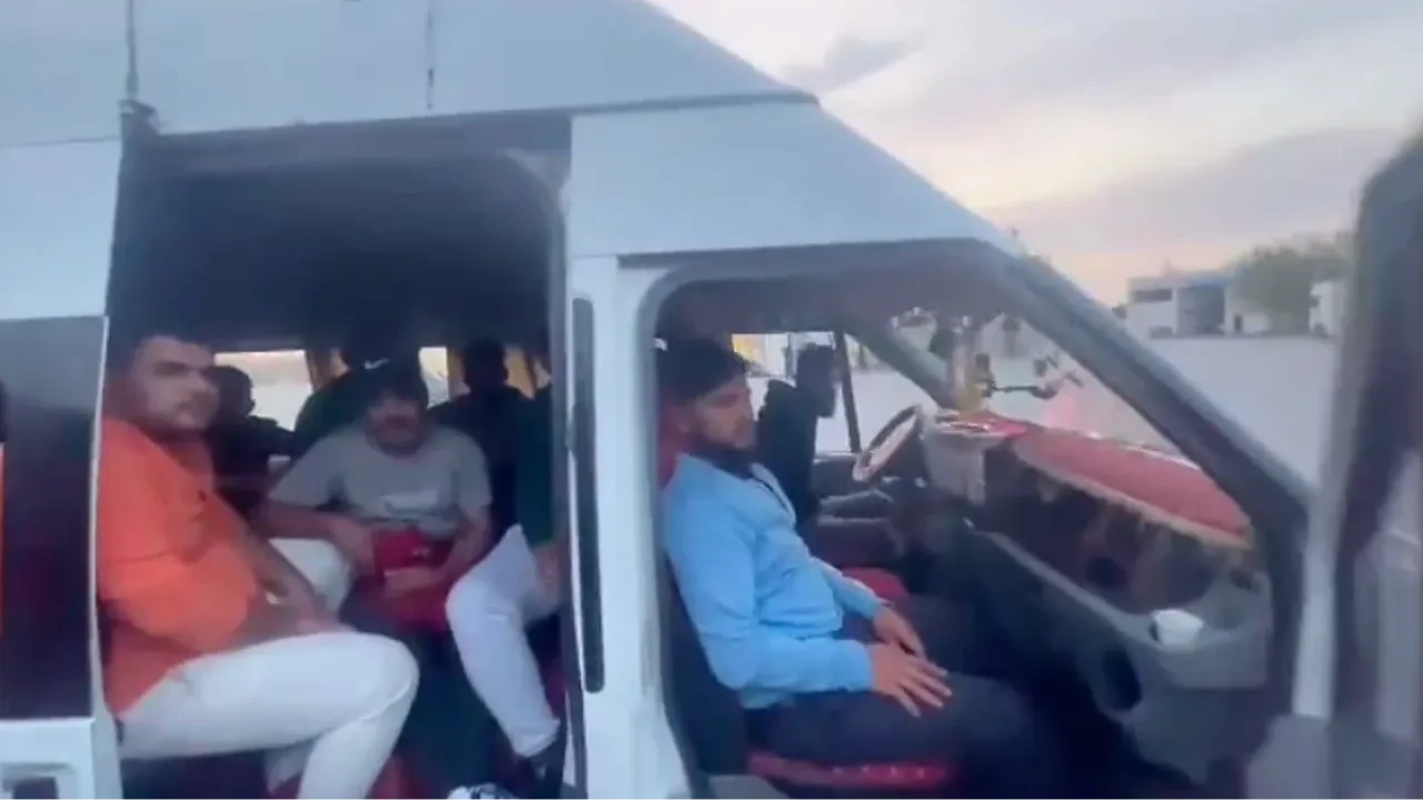 Minibüs dolusu kaçak göçmen yakalandı! 