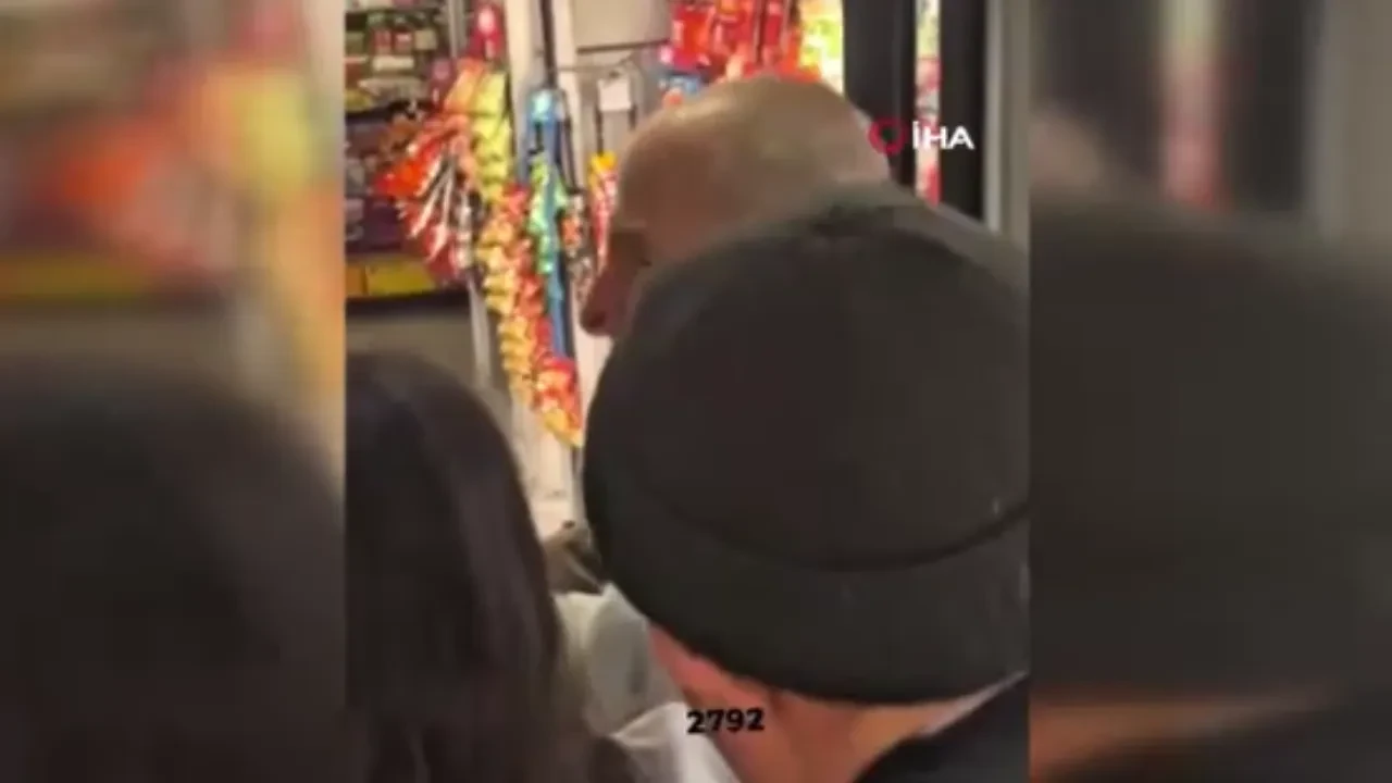 Otobüste kavga kamerada! Bastonunu çekti, ortalığı birbirine kattı