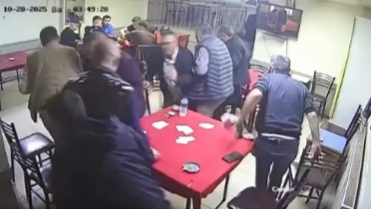 Deprem olunca oyunu bırakıp dışarı fırladılar! Çay bardağıyla kaçan adam kamerada