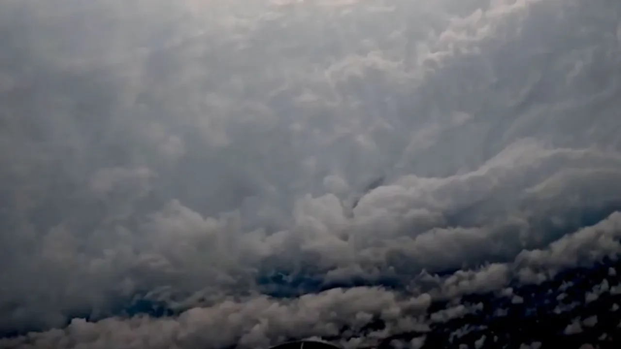 Pilot, yıkıcı fırtınanın içine uçtu! O anlar böyle kayda geçti