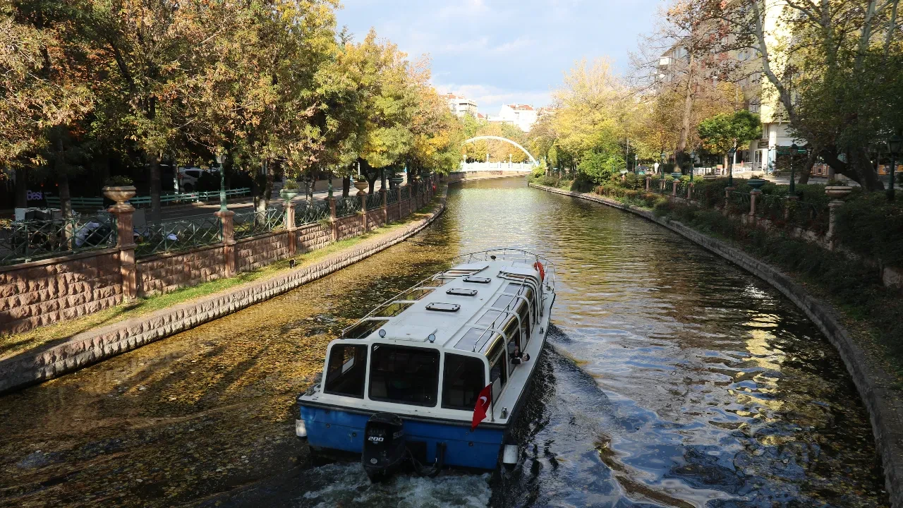 Eskişehir’de sonbahar etkisi! Porsuk Çayı ve Botanik Park kartpostallık manzaralarla mest etti