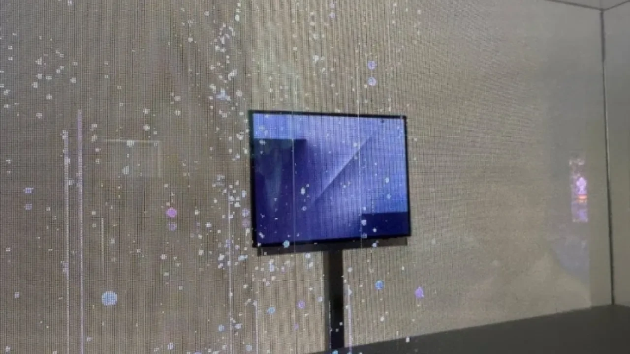 Samsung üçe katlanan telefonunu ilk kez gösterdi