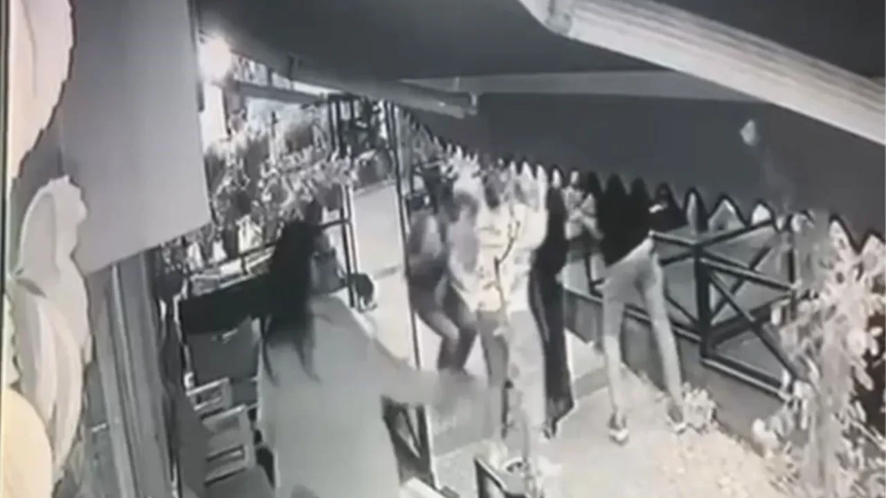 Yaşlı adam kafeye alınmadı diye dehşet saçtı! Saldırı anı kamerada