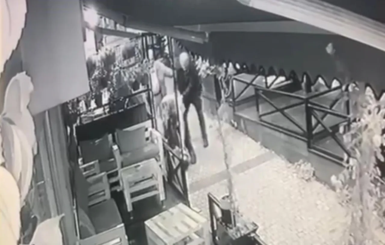 Yaşlı adam kafeye alınmadı diye dehşet saçtı! Saldırı anı kamerada