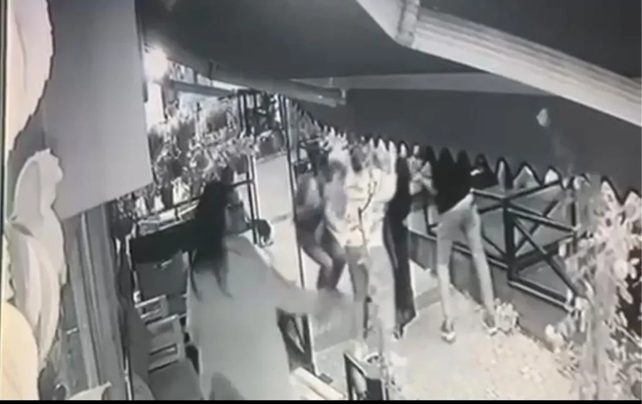Yaşlı adam kafeye alınmadı diye dehşet saçtı! Saldırı anı kamerada