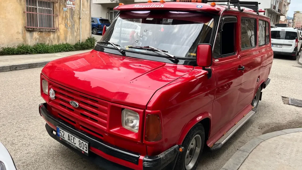 1979 model aracını ‘Çiçek Abbas’ minibüsüne benzetti