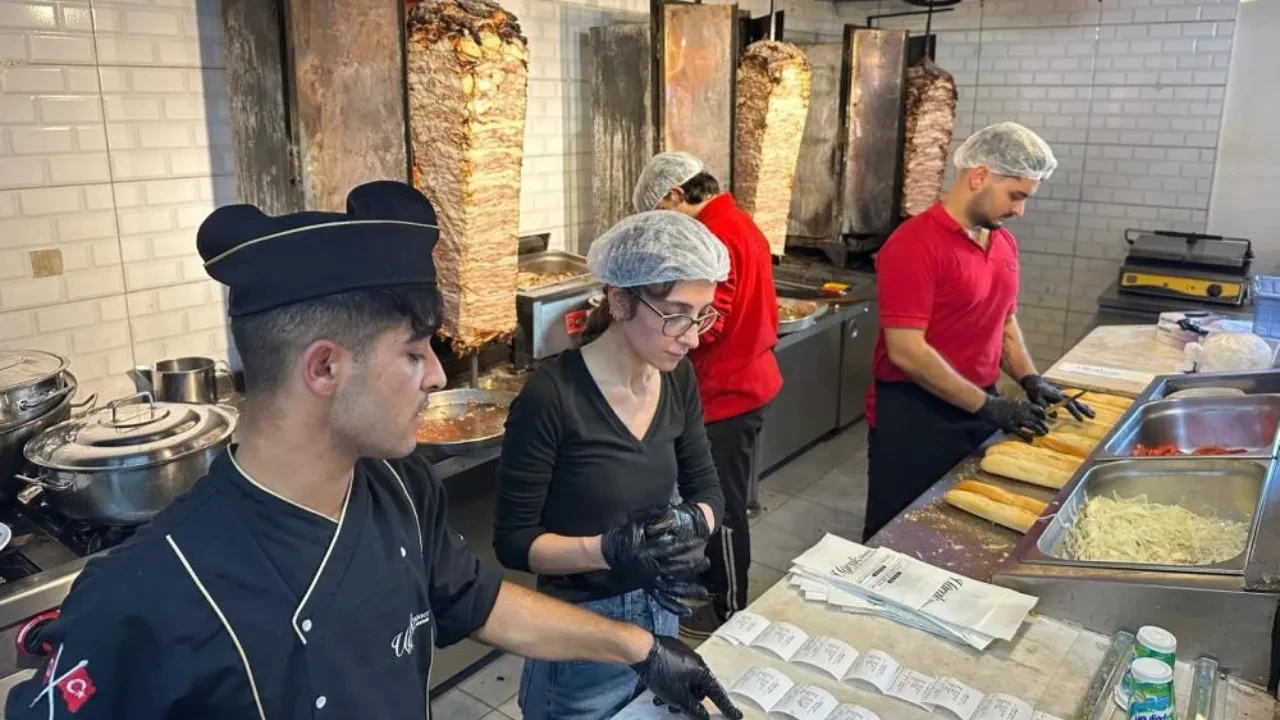 29 Ekim'de tavuk döner ve ayranı 29 liradan sattılar